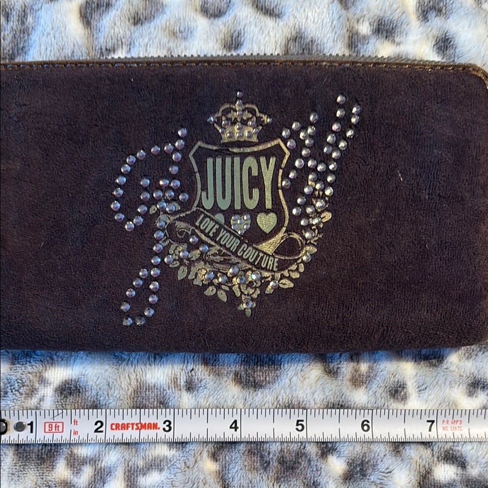 Juicy Couture Blue and Brown Key Card Holder with Elegant Emblem - Picture 5 of 15